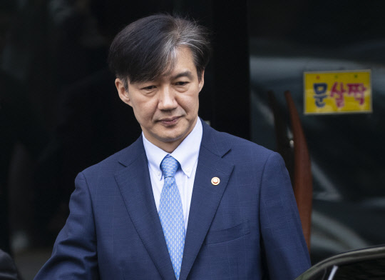 자택 나서는 조국 법무부 장관      (서울=연합뉴스) 윤동진 기자 = 조국 법무부 장관이 26일 오전 서울 서초구 자택을 나서고 있다. 2019.9.26      mon@yna.co.kr  (끝)